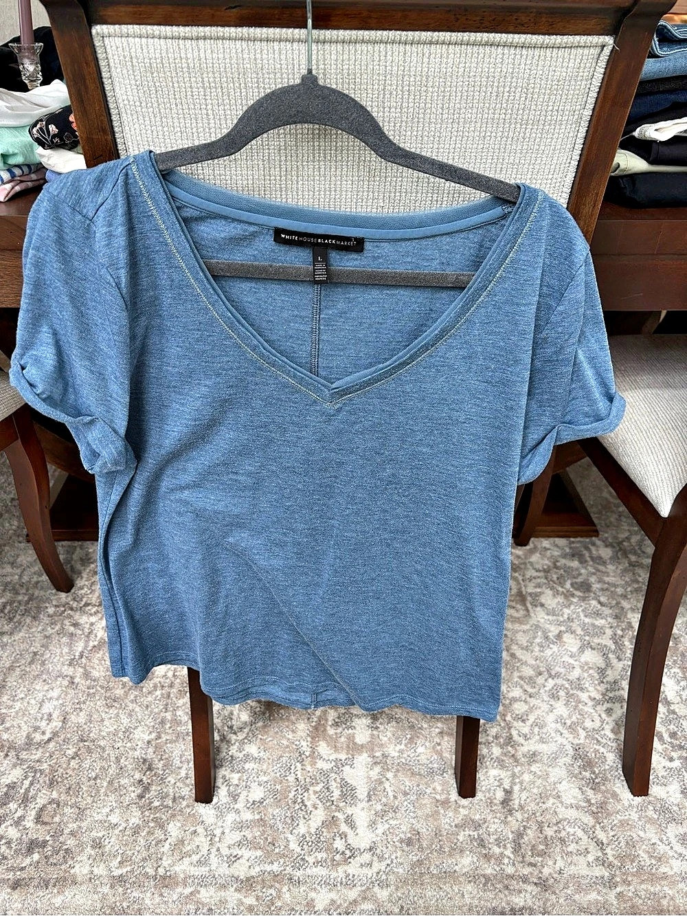 White House Black Market V-Neck Tee in Blue Size Large Like New